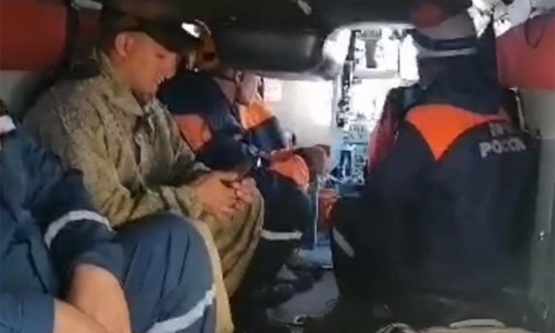 Спасатели эвакуировали на вертолете туриста, которого подвели почки в горном озере Сочи. Видео