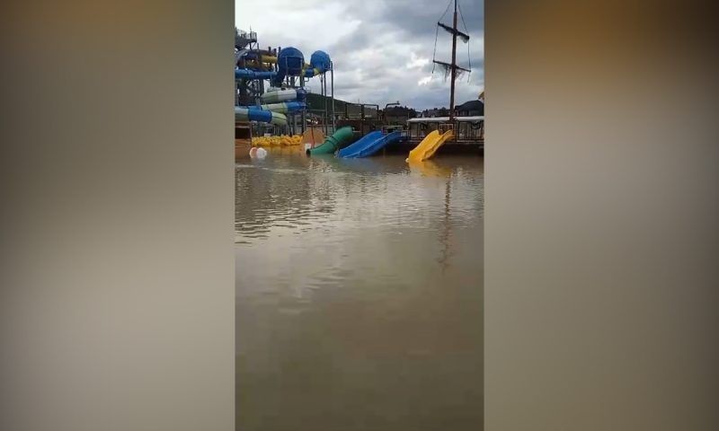 В Джубге после залпового ливня затопило аквапарк. Видео