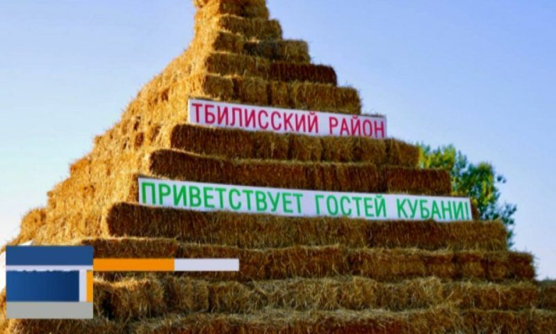 Не нужен нам ваш Египет: 16-этажную пирамиду из блоков сена возвели в Тбилисском районе