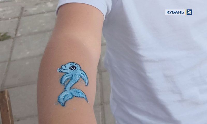 «Золотые» татуировки: туристы пожаловались на нелегальных бизнесменов в Анапе