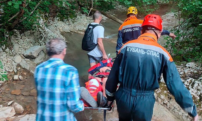 Спасатели вынесли из леса 14-летнего подростка, повредившего ногу при падении у водопадов в Геленджике