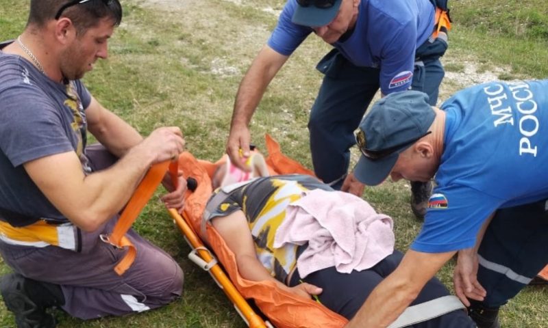 Спасатели эвакуировали туриста, повредившего спину при падении в каньоне реки в Сочи