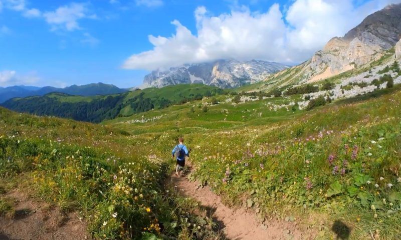Путешественник пробежал 50-километровый маршрут «Через горы к морю» за рекордное время