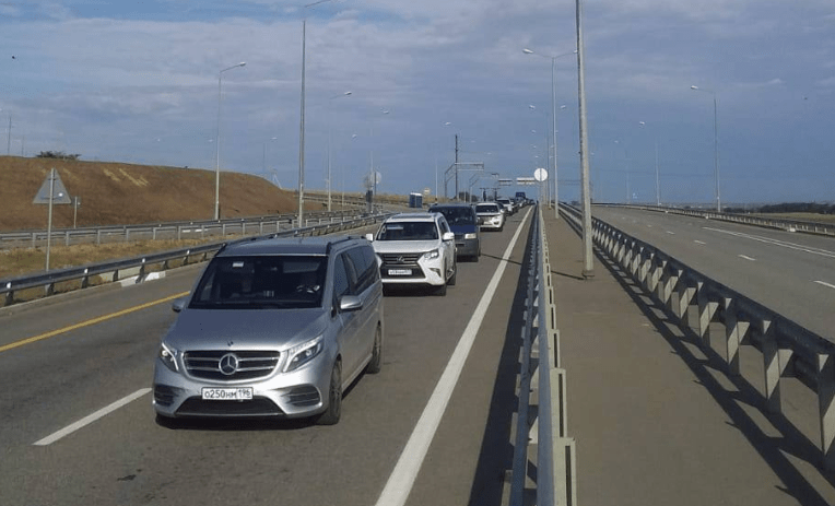 До 8 км сократилась длина автомобильной пробки перед Крымским мостом на Кубани