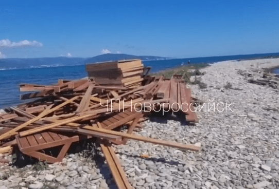 Жители Новороссийска пожаловались на сваленные стройматериалы на острове Суджук