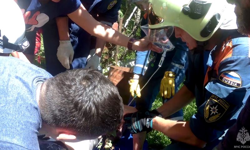 Проткнуло насквозь: спасатели пришли на помощь мужчине, который упал на арматуру во дворе дома в Сочи