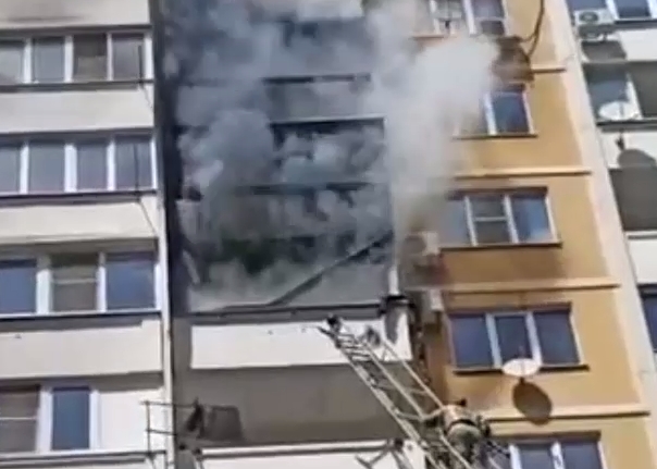 В Краснодаре во время пожара из многоэтажки эвакуировали 70 человек