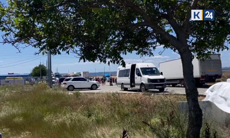 Полиция разворачивает транспорт на перехватывающие парковки: какая обстановка у Крымского моста