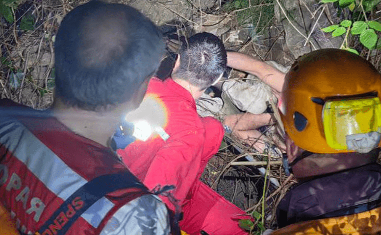 В Сочи спасатели достали мужчину, упавшего в овраг с колючими зарослями ежевики