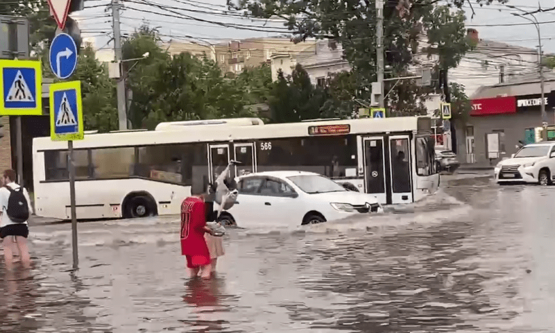 Из-за залпового дождя подтоплены несколько участков улиц в Краснодаре