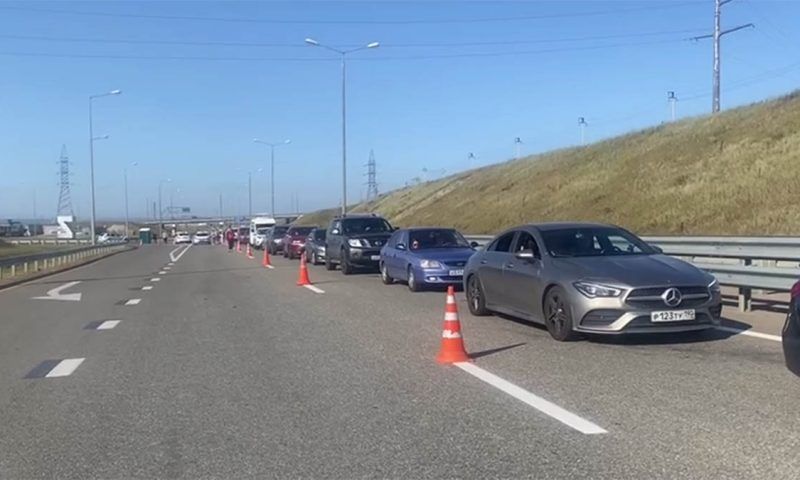 Пробка перед Крымским мостом: от Тамани машины стоят в 11-километровом заторе