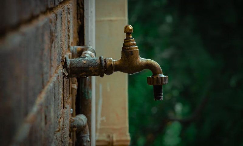 Жители Темрюка почти на целый день остались без воды из-за ремонтных работ