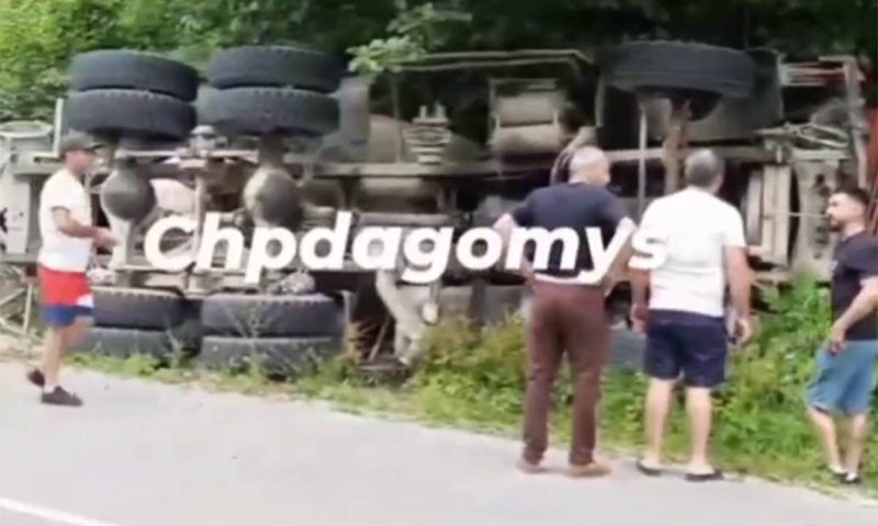 Спасатели достали мужчину из перевернутой бетономешалки у села Сергей-Поле в Сочи