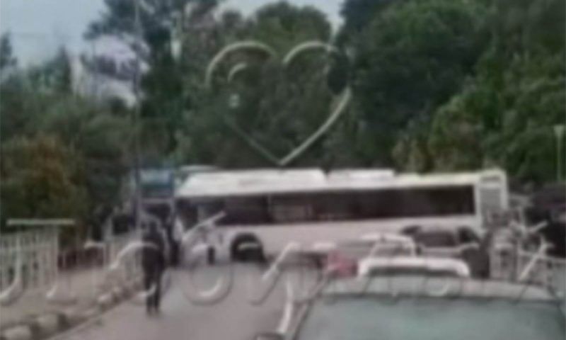 Водитель автобуса не справился с управлением и перекрыл дорогу в Сириусе