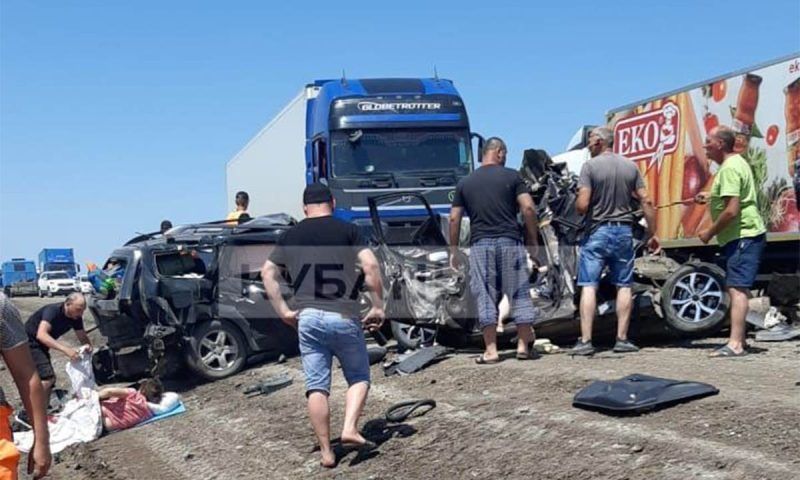 Четыре человека пострадали в массовом ДТП с участием шести автомобилей в Краснодарском крае