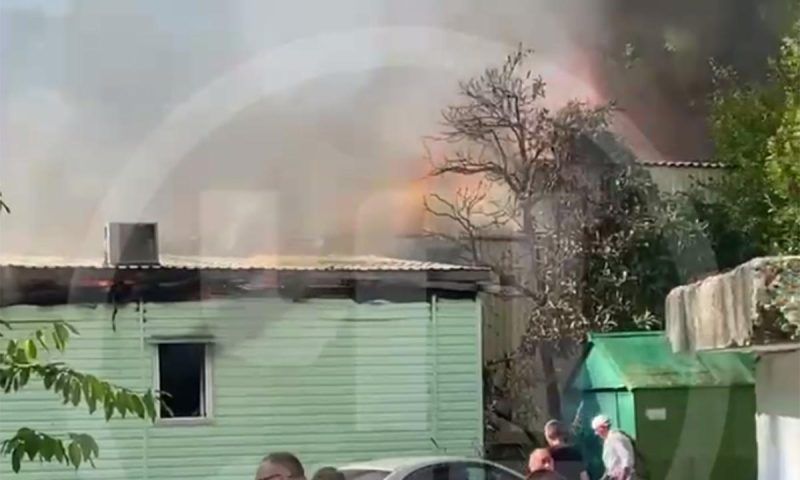 Почти 20 человек эвакуировали из горящего дома в Сочи. Видео