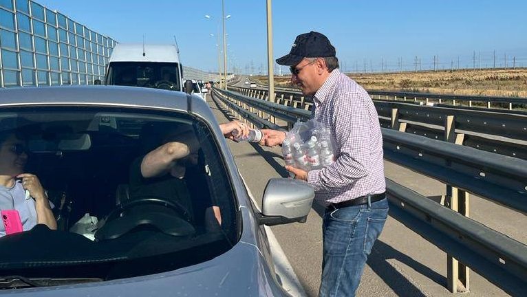 Водителям, стоящим в пробке перед Крымским мостом, за сутки раздали более 5 тонн воды