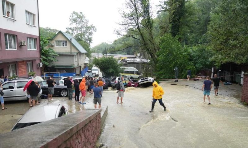 Из-за подтопления многоэтажки в Сочи 10 человек переселят в пункт временного размещения