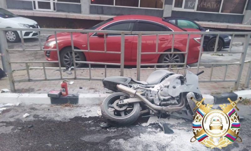 Мотоциклист и его пассажирка получили тяжелые травмы, врезавшись в ограждение в Новороссийске