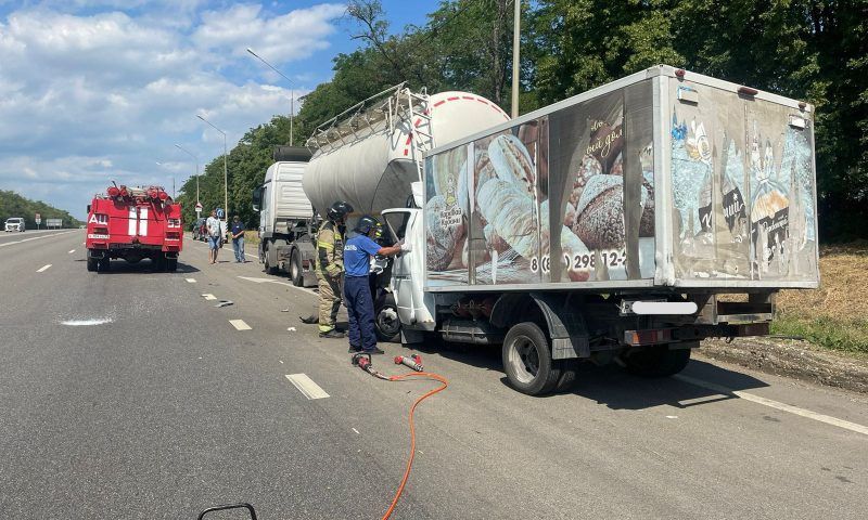 «Газель» врезалась в стоящий грузовик в Краснодарском крае, ее пассажир погиб