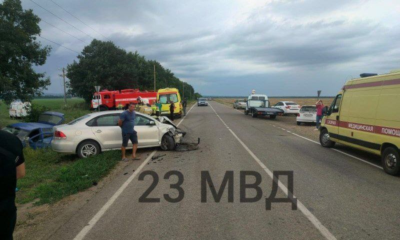 Пострадали пятеро, водитель цел — лобовое ДТП двух «Фольксвагенов» в Краснодарском крае
