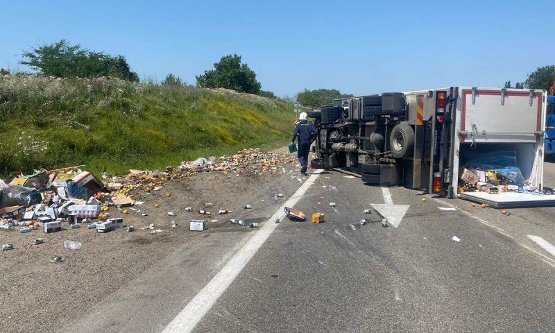 Два грузовика перевернулись в массовом ДТП в Краснодарском крае