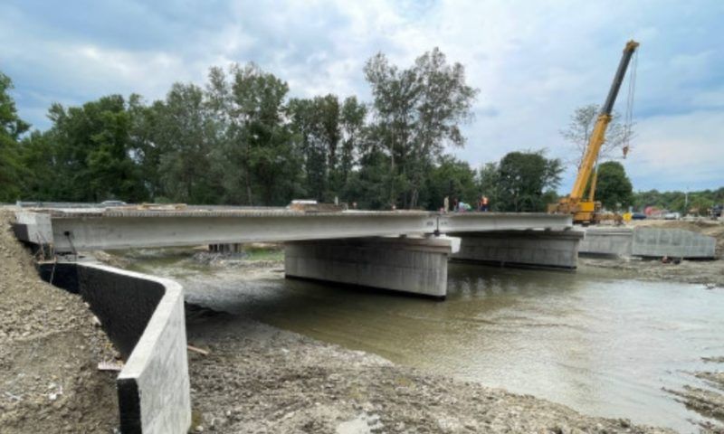 На новом мосту через реку Фарс в Мостовском районе установили все балки пролета