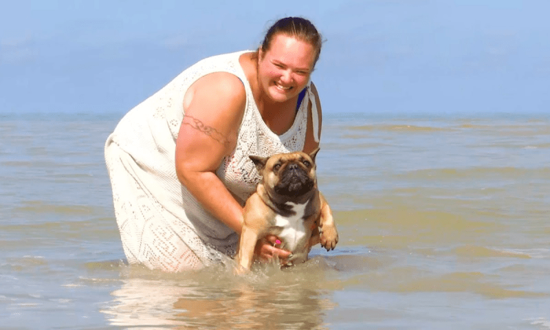Домашние питомцы у моря: как отдыхающие на Кубани относятся к животным на пляже