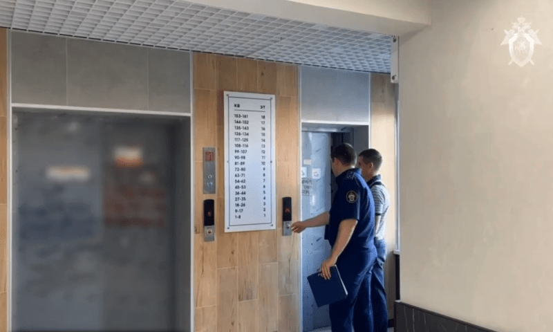 В Краснодаре следователи осмотрели сорвавшийся лифт и изъяли технические документы