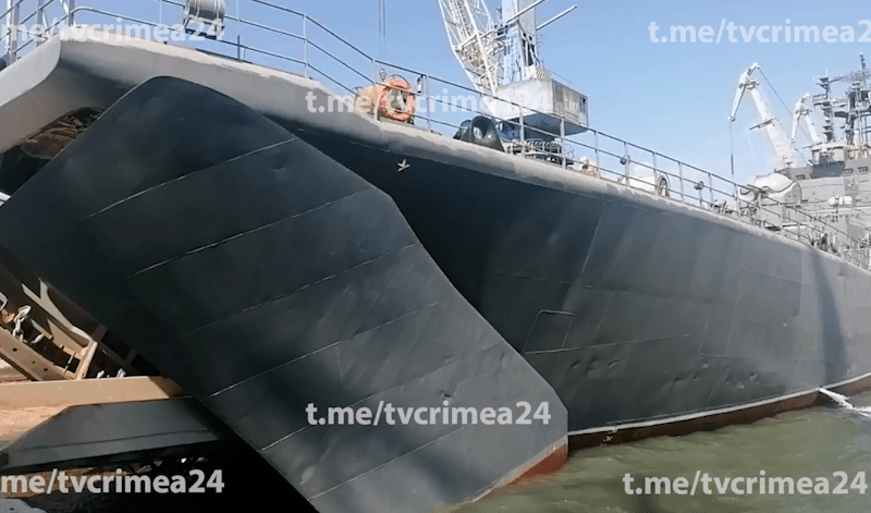 Два больших десантных корабля Черноморского флота начали работать на Керченской переправе