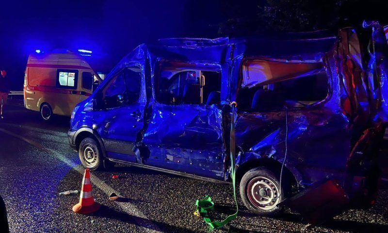 В Сочи грузовик с прицепом влетел в микроавтобус с пассажирами, один человек погиб, трое в больнице