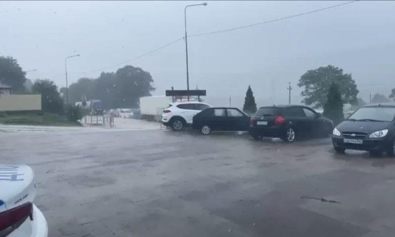 Трассу в Туапсинском районе перекрыли из-за ливня и смерча