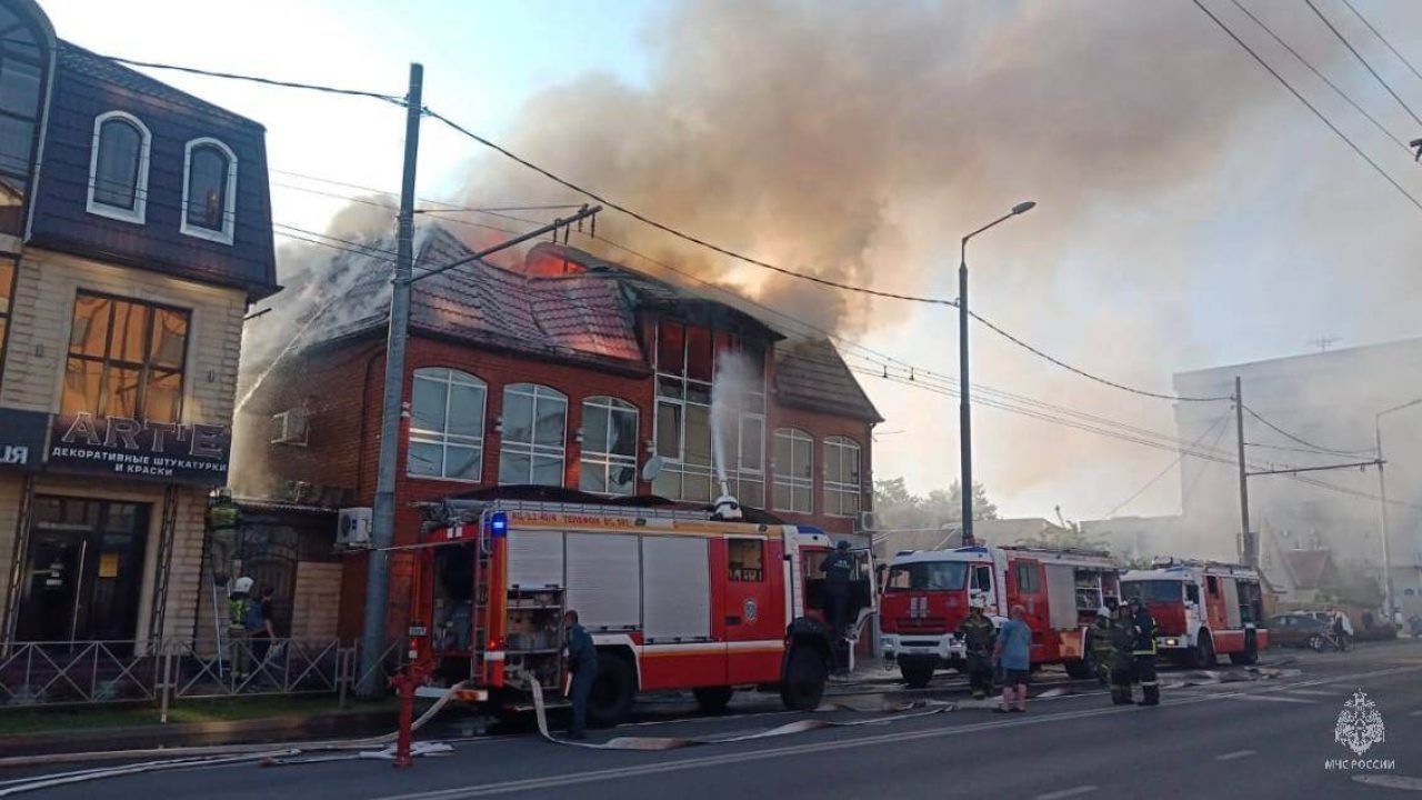 В Краснодаре загорелась крыша частного дома, огонь охватил 150 кв. метров -  1 июля, 2023 Все новости, Происшествия «Кубань 24»