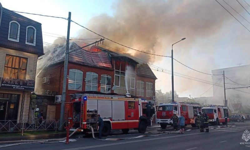 В Краснодаре загорелась крыша частного дома, огонь охватил 150 кв. метров