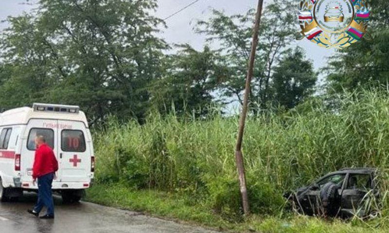 Занесло на мокрой дороге: водитель легковушки врезался в столб и погиб в Гулькевичском районе