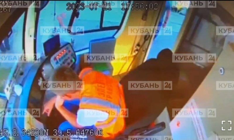 В Краснодаре 2 года условно дали мужчине, распылившему баллончик в трамвае
