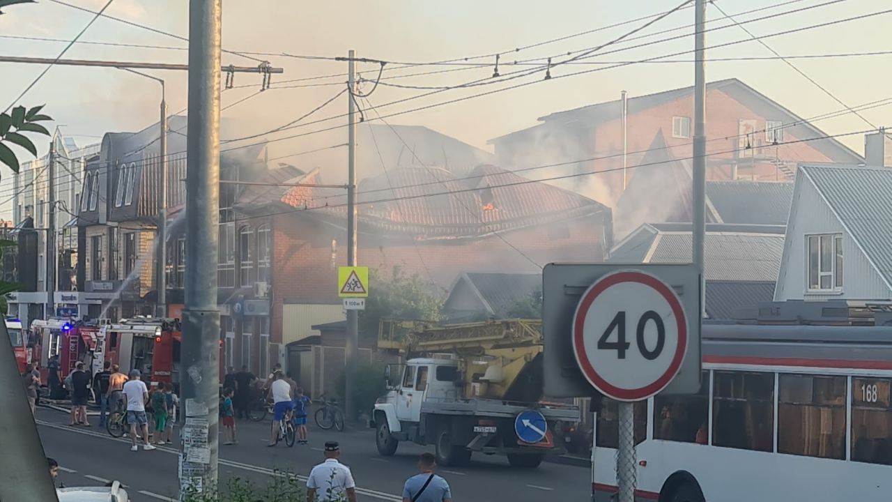 В Краснодаре после пожара в ФМР временно не ходят троллейбусы по Тургенева  - 2 июля, 2023 Все новости, Общество «Кубань 24»