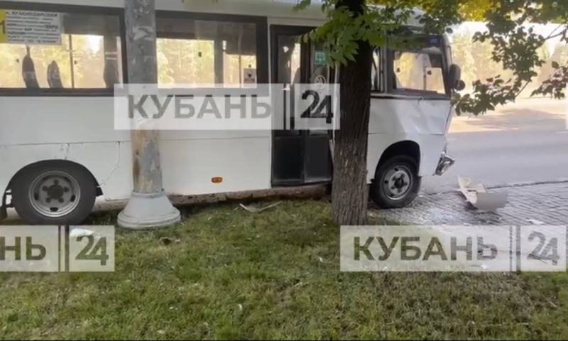 В центре Краснодара маршрутка с пассажирами влетела в столб