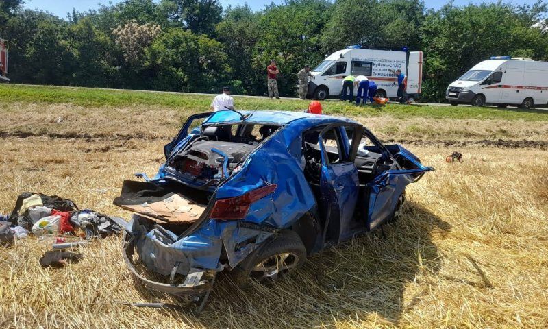 Водитель иномарки уснул за рулем и опрокинулся в кювет в Тимашевском районе, погибла пассажирка