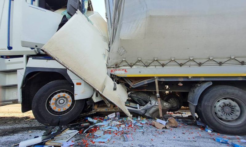 Зажало между грузовиками: водитель микроавтобуса погиб в массовом ДТП в Краснодарском крае