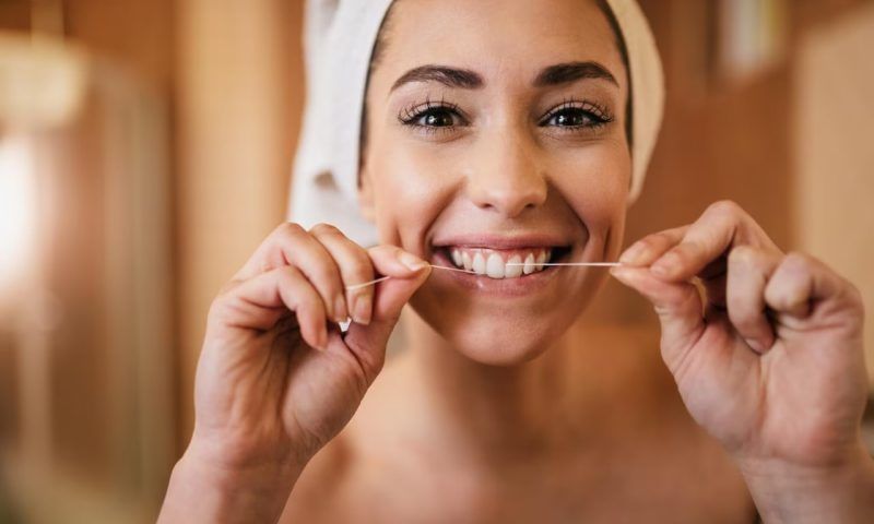 Зачем пользоваться зубной нитью и какую выбрать