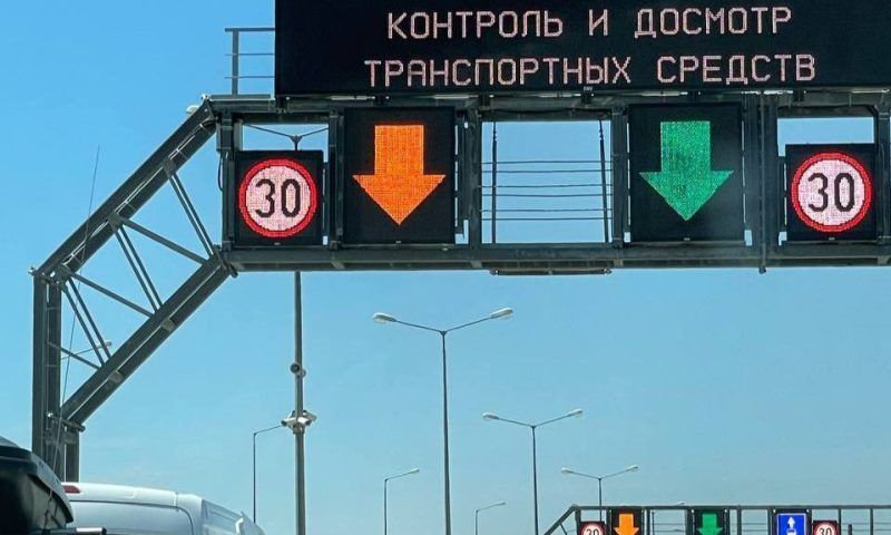 Перед Крымским мостом со стороны Кубани в очереди скопилось 180 машин