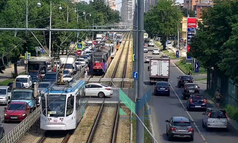 Из-за отключения электроэнергии почти час стояли трамваи на улице Московской в Краснодаре