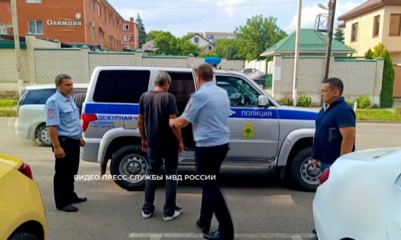 Подробности резонансного ДТП в Усть-Лабинске: кадры задержания мотоциклиста вызвали вопросы