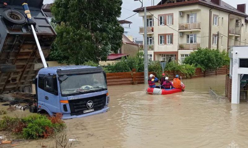 Более 160 человек спасли из подтопленных домов в Сочи