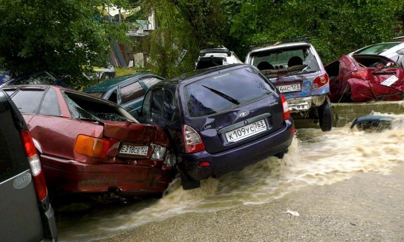 В Сочи продолжают ликвидировать последствия сильного дождя: хроника подтоплений