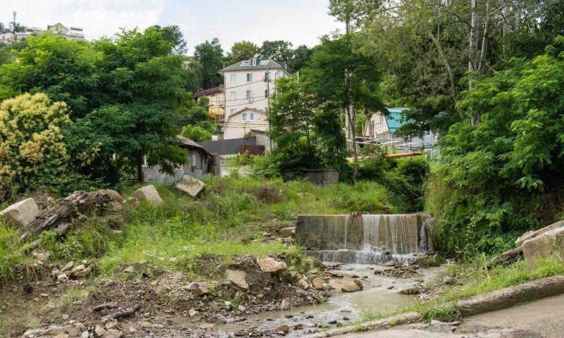 В Сочи расчистят от ила и камней русло ручья в районе переулка Виноградного