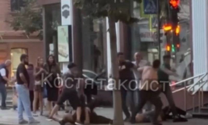 Мужчина выстрелил из сигнального пистолета во время массовой драки в Краснодаре, полиция проводит проверку