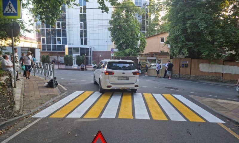 В Сочи водитель иномарки сбил 15-летнюю девочку на пешеходном переходе