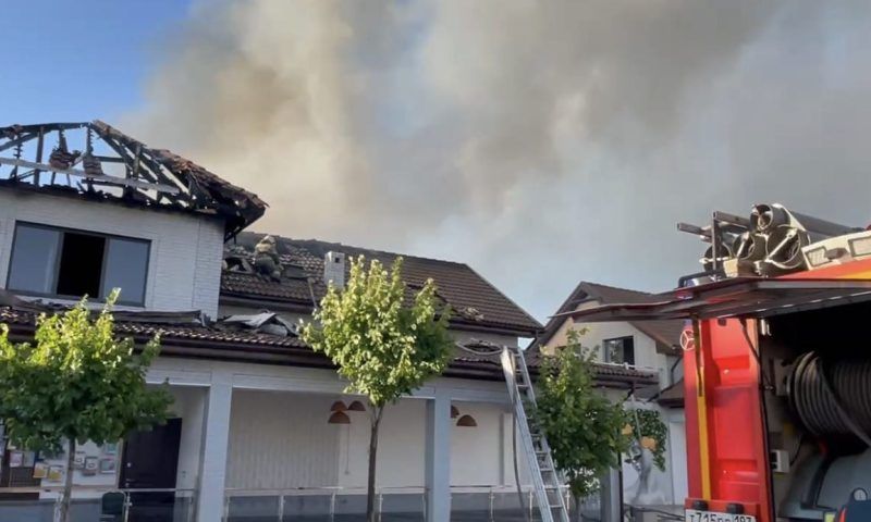 Огонь с ангара перекинулся на здание пляжного клуба Zagarro в Краснодаре